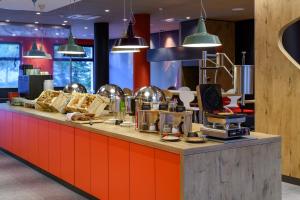 Příslušenství pro přípravu čaje a kávy v ubytování ibis Regensburg Zentrum