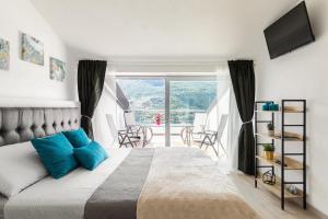 een slaapkamer met een groot bed en een balkon bij La Terrazza sul Lago di Como con garage in Blevio
