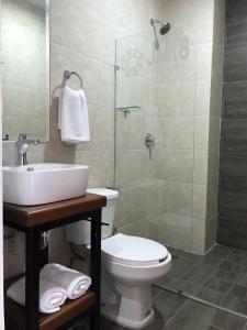 Ett badrum på Hotel Jar8 Acuario enfrente al Acuario de Veracruz