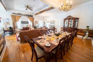 y sala de estar con mesa de comedor y sillas. en Carriage Way Centennial House - Adult Only- Saint Augustine, en St. Augustine