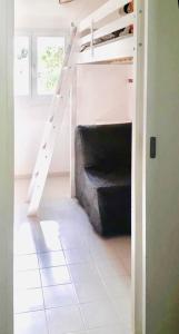 Zimmer mit einem Etagenbett und einer Treppe in der Unterkunft Maisonnette presqu ile de Giens in Hyères