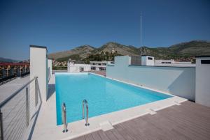 una piscina sul tetto di un edificio di Apartment M a Trebinje