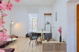 ein Wohnzimmer mit einem Tisch und Stühlen in der Unterkunft Large apartment in city centre Pula! in Pula