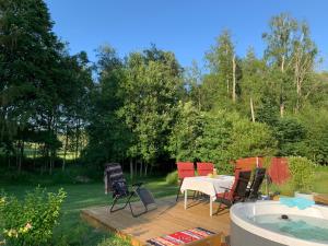 Un jardín fuera de The Blomsholm Cabin - Recharge Your Electric Car