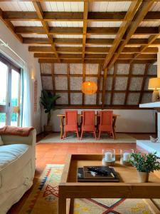 uma sala de estar com um sofá e uma mesa em Beachliving Cabana em Esmoriz