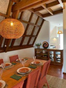 comedor con mesa de madera y sillas en Beachliving Cabana, en Esmoriz
