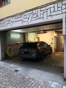 un'auto è parcheggiata in un garage di Apartamento en casa Portonovo vacaciones a Portonovo