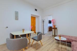 ein Wohnzimmer mit einem Tisch, Stühlen und einem Sofa in der Unterkunft Large apartment in city centre Pula! in Pula
