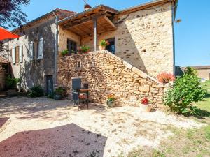 een stenen huis met een stenen muur bij Holiday home with private pool in Loub jac in Loubejac