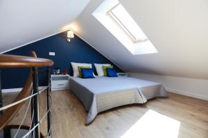 1 dormitorio con 1 cama grande y paredes azules en ANKA Apartamenty nad Morzem, en Gdansk