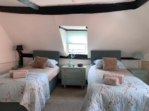 una camera con due letti e una finestra di Stylish 3 bedroom apartment a Upton-upon-Severn