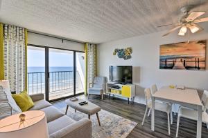 Et opholdsområde på Bright Galveston Condo with Ocean View and Balcony!