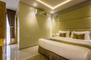 سرير أو أسرّة في غرفة في Al Muhaidb Residence - Abha