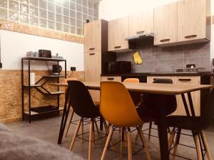 - une cuisine avec une table et des chaises en bois dans l'établissement LA88 Ground Apartment, à San Pawl il-Baħar