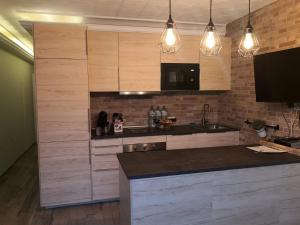 een keuken met houten kasten en een aanrecht bij Harrys Apartment 2 by SunHousesCanarias in Puerto de Mogán
