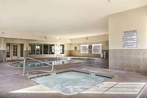 ein großer Pool in einem großen Gebäude in der Unterkunft La Quinta by Wyndham Hobbs in Hobbs