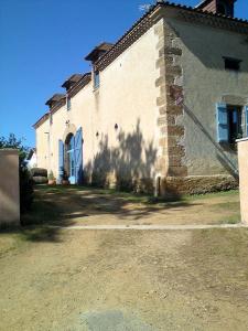 un edificio de ladrillo con una ventana en el lateral en Maison d'Hotes Le Chai d'Armagnac en Monguillem