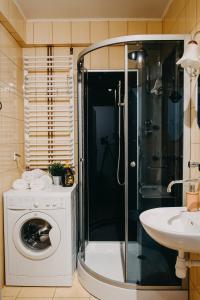 y baño con lavadora y lavamanos. en K2 apartment, en Przemyśl