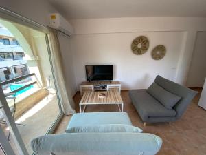 ein Wohnzimmer mit Sofa und Tisch in der Unterkunft Bella Paula in Es Pujols