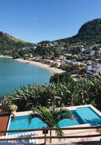 - une vue sur la plage et la piscine dans l'établissement Pousada Costa dos Corais, à Mangaratiba