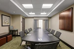 sala konferencyjna z długim stołem i krzesłami w obiekcie Staybridge Suites Washington D.C. - Greenbelt, an IHG Hotel w mieście Lanham