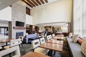 um restaurante com mesas e cadeiras e uma lareira em Staybridge Suites Washington D.C. - Greenbelt, an IHG Hotel em Lanham