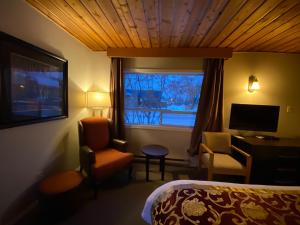 een hotelkamer met een bed en een raam bij Rondo Motel in Golden