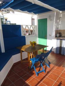 una sala da pranzo con tavolo e sedie blu di Captains House Playa De Mogan a Puerto de Mogán