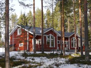 una baita di tronchi nel bosco con alberi di OtsoPirtti: Maria and Otso Apartments a Kolinkylä