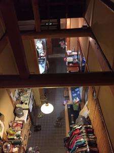 una vista aérea de una cocina y una habitación con muchos artículos en 小京都の宿 へうたん, en Nishio