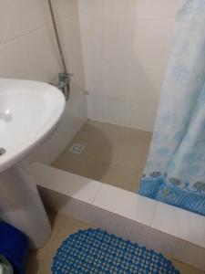 y baño con ducha, lavabo y aseo. en Guest House Ostrov Sokrovishch, en Loo