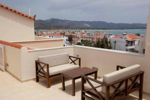 einen Balkon mit Stühlen, einem Tisch und Aussicht in der Unterkunft Berdoussis Hotel in Elafonisos