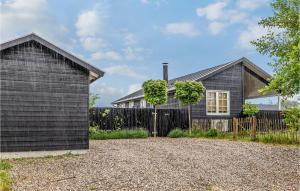 una casa negra con una valla delante en Amazing Home In Slagelse With Kitchen, en Slagelse