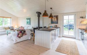 cocina y sala de estar con mesa y sofá en Amazing Home In Slagelse With Kitchen, en Slagelse