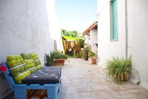 カブラスにあるBnB Le Janasの青いソファ、植物のあるパティオ