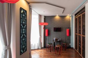 a dining room with a table and red chandeliers at Room Inn Shanghai 横浜中華街 Room 2 in Yokohama