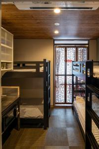 横浜市にあるRoom Inn Shanghai 横浜中華街 Room 2の窓付きの客室で、二段ベッド2台が備わります。