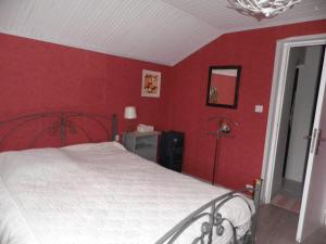 FeytiatにあるLa Basse Plagneの赤い壁のベッドルーム1室