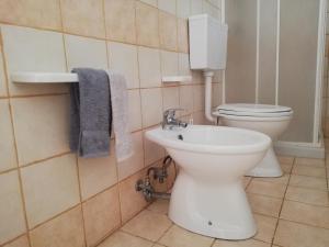 un baño con inodoro y lavabo en Casa Uccio, en San Pietro in Bevagna 24 fotos más