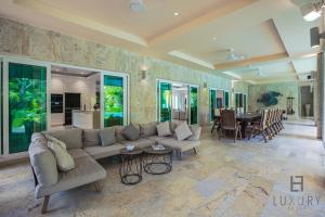 Predel za sedenje v nastanitvi 6 Bedroom Luxury Tropical Villa PH125