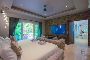 Fotografie z fotogalerie ubytování 6 Bedroom Luxury Villa on Golf Course PH125 v destinaci Ča Am