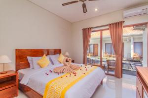 מיטה או מיטות בחדר ב-Cening Ayu Sanur