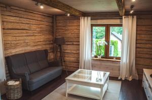 uma sala de estar com um sofá e uma janela em Klaukse em Aabla