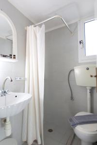 Et badeværelse på Kontogoni Rooms