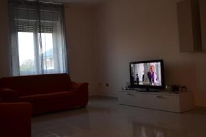 - un salon avec un canapé et une télévision dans l'établissement Marie Claire Termoli, à Termoli