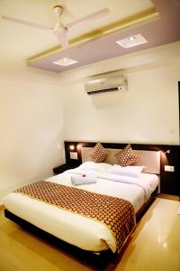 เตียงในห้องที่ Narayans Leela Inn