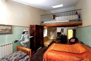 een kamer met een slaapkamer met een bed en een trap bij Auberge de la Fontaine in Rians