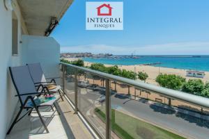 balcón con vistas a la playa en La Vela Apartment, en Palamós