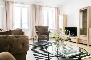 - un salon avec un canapé et une table dans l'établissement Apartament Poznańska, à Varsovie