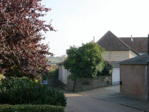 a house with a driveway in a yard at Bed en Breakfast Hof van Wolder in Maastricht